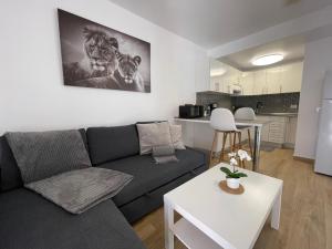 A kitchen or kitchenette at Apartamento Gustamar 13