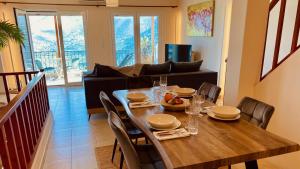 伊羅達的住宿－Villa Oleander，客厅配有餐桌和椅子