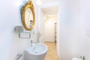 A bathroom at Palazzo Attila - Gioia Apartments