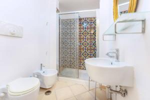 A bathroom at Palazzo Attila - Gioia Apartments