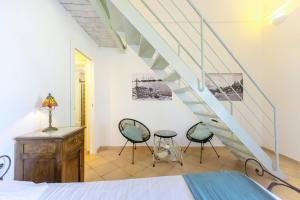A bed or beds in a room at Palazzo Attila - Gioia Apartments