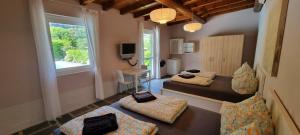 um quarto com duas camas e uma janela em Casa Romantica em Colico