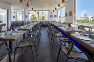 En restaurang eller annat matställe på Kouros Village Hotel - Adults Only