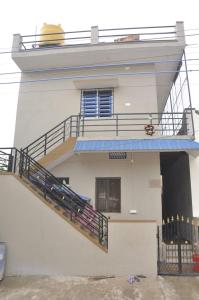 ein Gebäude mit einer Seitentreppe in der Unterkunft Sanjay Homestay New Hampi in Hampi