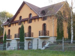 una casa vieja con una torreta en Hegyi Panzió, en Szilvásvárad