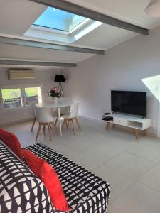 Televízia a/alebo spoločenská miestnosť v ubytovaní Villa L'Abaguie-Charmant logement au calme entre mer et montagne
