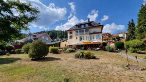 ein großes Haus in einer Stadt mit Hof in der Unterkunft Ferienwohnung Sägemühle in Unterreichenbach