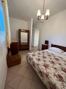 1 dormitorio con cama, tocador y espejo en Casa Vacanze Fraiese Vincenzo, en Paestum