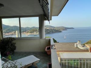 balcone con vista sull'acqua di Residenza VerdeBlu by SolturElba a Capoliveri