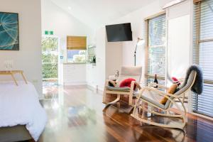 TV a/nebo společenská místnost v ubytování Shambala Eco Retreat