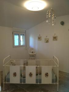 pokój z wyświetlaczem w pokoju w obiekcie Mazet du pêcheur w mieście Saint-Laurent-dʼAigouze