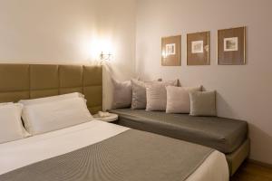 a bedroom with two beds and a couch at Hotel Globo in Formigine +89 photos