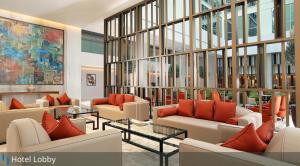 杜拜的住宿－Grand Cosmopolitan Hotel，大厅,在大楼里设有沙发和桌子