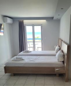 Postel nebo postele na pokoji v ubytování Jannos Beach hotel