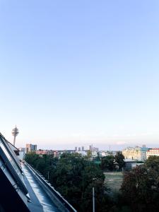 vistas a la ciudad desde la parte superior de un edificio en Oidahome - Penthouse Apartment - contactless Self-Check-IN, en Viena