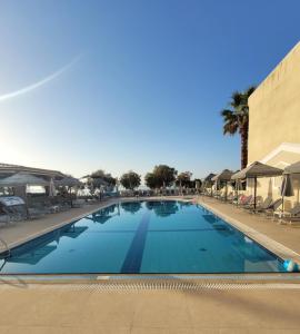 Bazén v ubytování Jannos Beach hotel nebo v jeho okolí