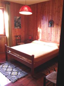 a bedroom with a large bed in a wooden wall at Residence I Comignoli in Scanno