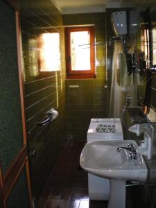 a small bathroom with a sink and a toilet at Residence I Comignoli in Scanno