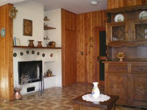 a living room with a fireplace and a table at Residence I Comignoli in Scanno