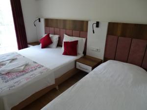Cama ou camas em um quarto em Arikanda River Garden Hotel