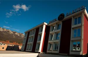 アイドフシュチナにあるGold Club Hotel & Casinoの時計台