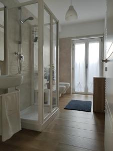 uma casa de banho com um chuveiro, um lavatório e uma banheira em Villino Maria Pia, appartamento in villino in centro storico L'Aquila em LʼAquila