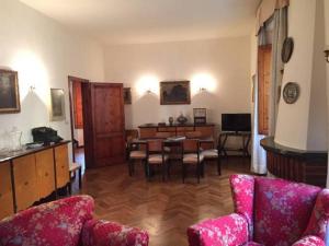 un soggiorno con tavolo e una sala da pranzo di Villa Puccini a Montecatini Terme