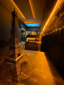 un modelo de la torre Eiffel sobre una mesa en OTTO Boutique, en Ankara