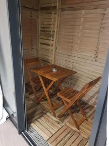 una mesa de madera y una silla en una habitación en Appartement centre ville, en Moulins
