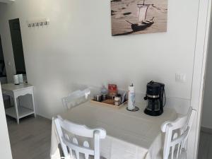 Příslušenství pro přípravu čaje a kávy v ubytování Teresa house