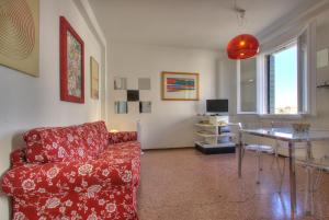 sala de estar con sofá rojo y mesa en CANALVIEW Giudecca, en Venecia