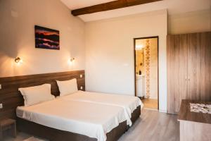 1 dormitorio con 1 cama en una habitación en Хотел Сидни en Banya