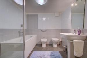 La salle de bains est pourvue d'une baignoire, de toilettes et d'un lavabo. dans l'établissement GRITTI Grand Canal, à Venise