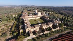una vista aérea de un edificio con patio en Certosa di Pontignano Residenza d'Epoca - Place of Charme, en Ponte A Bozzone