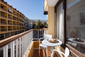 ein Balkon mit einem Tisch und Stühlen auf einem Balkon in der Unterkunft Marina 8 - Vivienda vacacional en el corazón del Puerto De la Cruz in Puerto de la Cruz