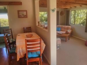 una sala da pranzo e un soggiorno con tavolo e sedie. di Gateway to Abel Tasman Park & Kaiteriteri. 