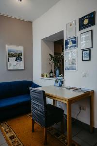 sala de estar con mesa y sofá azul en Apartment Familie Cortie, en Spitzzicken