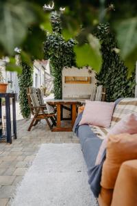 kanapę na patio ze stołem i krzesłami w obiekcie Apartment Familie Cortie w mieście Spitzzicken