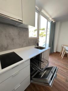 cocina con fregadero y lavavajillas en Castello Prime Suites, en Lisboa