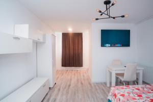 una camera con letto, tavolo e TV di Studio Salin a Turda