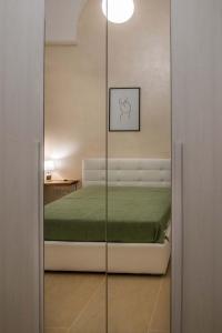 um quarto com uma cama numa parede de vidro em La Volta - Casa Vacanze em Galatina