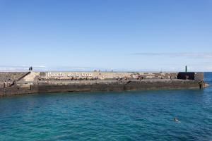 eine Gruppe von Menschen im Wasser in der Nähe eines Piers in der Unterkunft Marina 8 - Vivienda vacacional en el corazón del Puerto De la Cruz in Puerto de la Cruz
