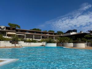 una gran piscina frente a un edificio en Ferret vacances en Lège-Cap-Ferret