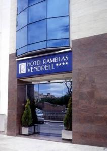 ベンドレルにあるRamblas Vendrellのホテルフランコリス・ヴェリディアンの看板がある建物