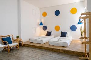 Rúm í herbergi á Spinomad hostel