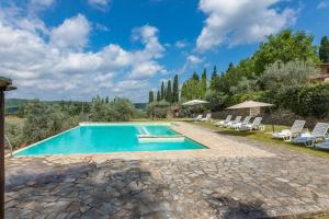 una piscina in una villa con sedie e alberi di Casale Giglio a Pergine Valdarno