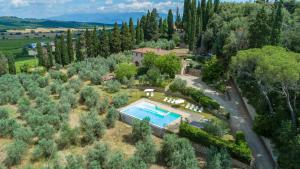 una vista aérea de una finca con piscina en Casale Giglio, en Pergine Valdarno