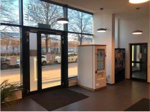 una oficina vacía con una puerta abierta a un estacionamiento en Myroom Business Apartment Nähe Messe München, en Múnich