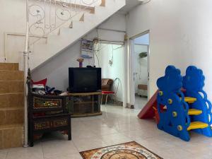 TV a/nebo společenská místnost v ubytování Grapyak Homestay Syariah