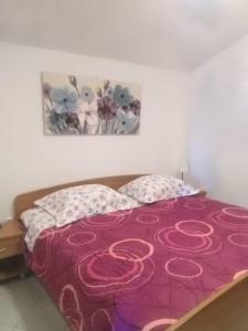 sypialnia z łóżkiem z różowym kocem w obiekcie Holiday home Marina w mieście Sali
